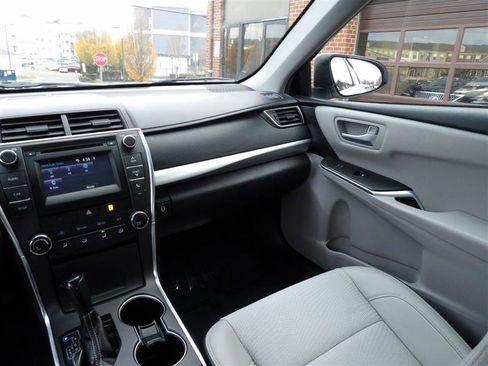 Used 2017 Toyota Camry SE image 16