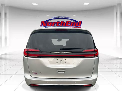 Used 2023 Chrysler Pacifica Touring-L image 4