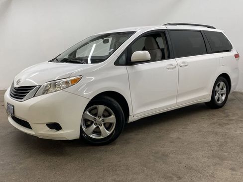 Used 2012 Toyota Sienna LE image 1