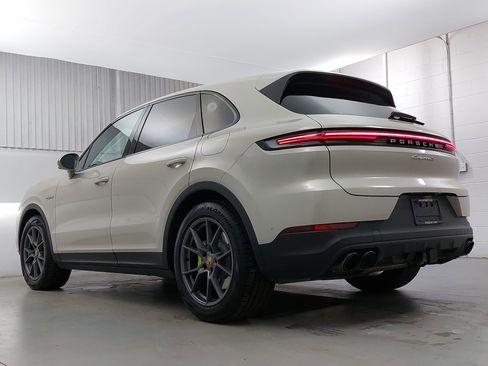 Certified 2025 Porsche Cayenne S image 3