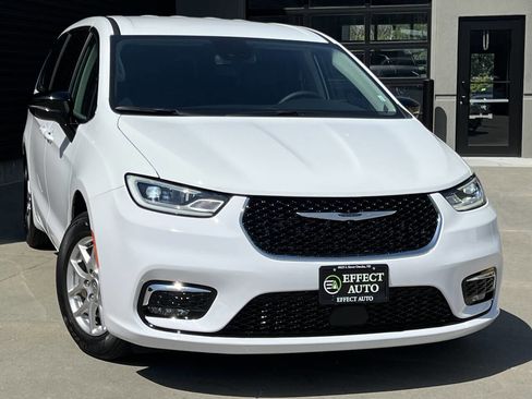 Used 2024 Chrysler Pacifica Touring-L image 5