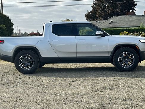 Used 2024 Rivian R1T Adventure image 3