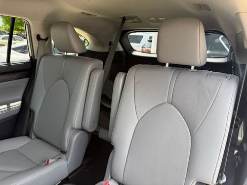Used 2020 Toyota Highlander Limited FWD image 26