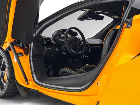 Used 2023 McLaren Artura RWD image 39