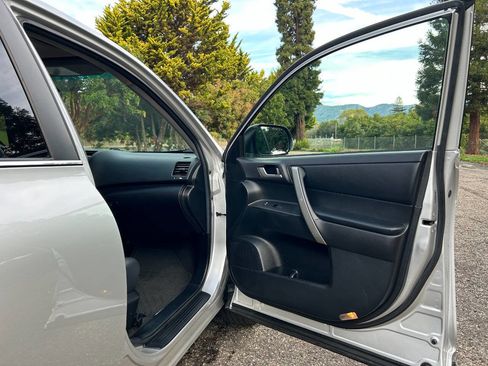 Used 2013 Toyota Highlander SE image 31