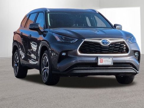 Used 2023 Toyota Highlander XLE image 3