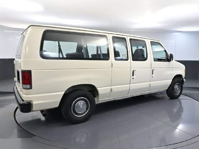 Used 1995 Ford E-150 and Econoline 150 Club Wagon RWD image 3