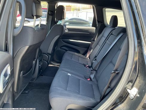 Used 2019 Jeep Grand Cherokee Laredo RWD image 9