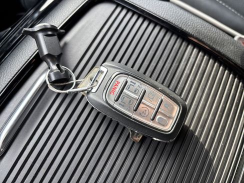 Used 2025 Chrysler Pacifica Limited image 28