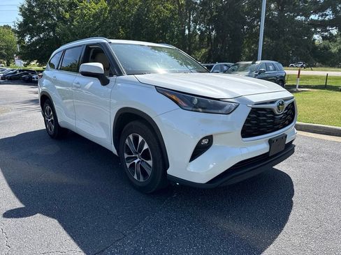 Used 2021 Toyota Highlander XLE FWD image 7