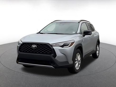 Used 2025 Toyota Corolla Cross LE image 7