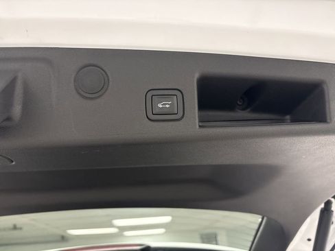 Used 2023 Chevrolet Equinox Premier AWD/4WD image 32