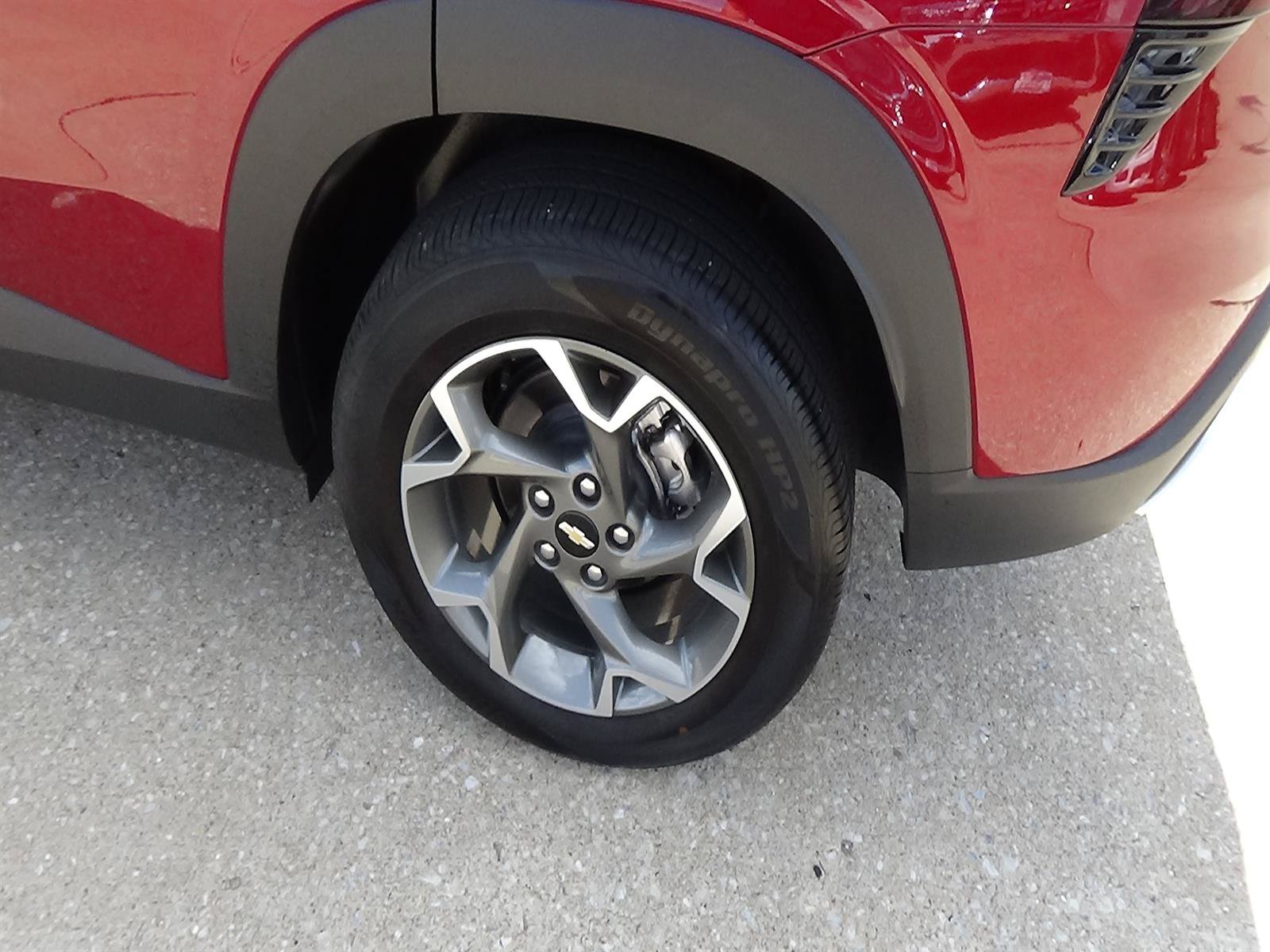 Used 2025 Chevrolet Trax LT w/ LT Convenience Package FWD image 9