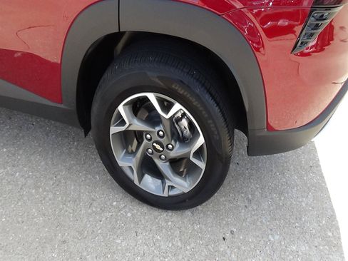Used 2025 Chevrolet Trax LT w/ LT Convenience Package FWD image 9
