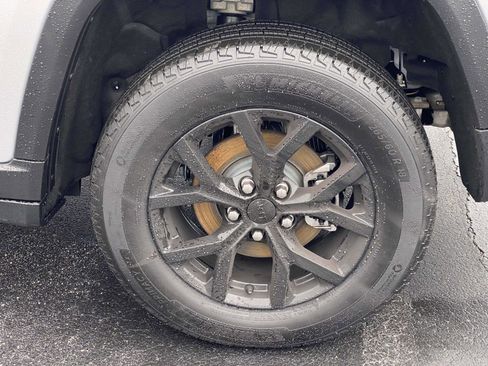 Certified 2024 Jeep Grand Cherokee Altitude image 23