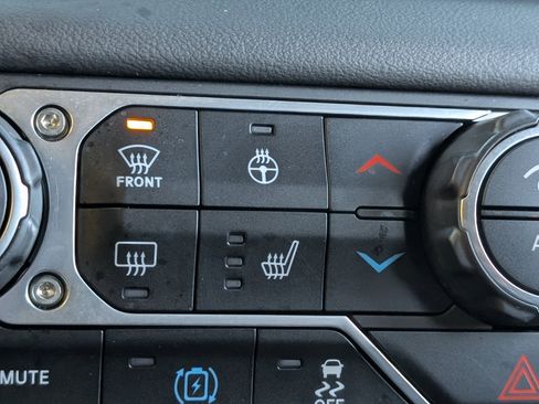 Used 2025 Jeep Wrangler Sahara image 32