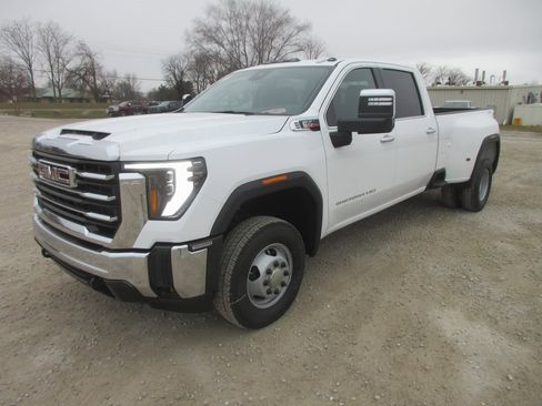 New 2026 GMC Sierra 3500 SLT w/ SLT Convenience Package image 11
