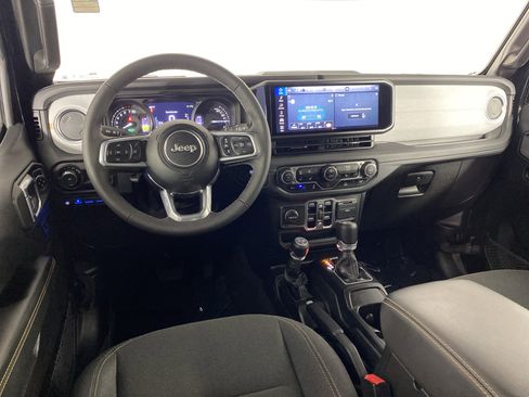 Used 2025 Jeep Wrangler Sahara image 18