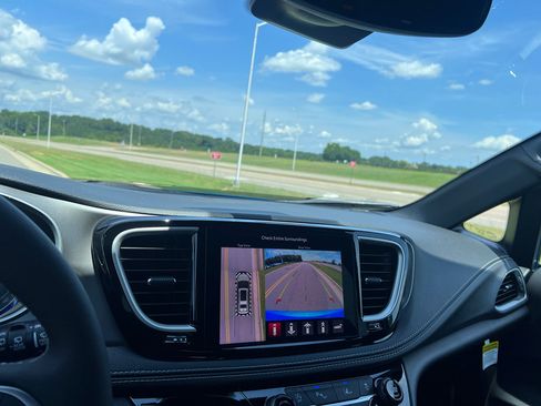 New 2027 Chrysler Pacifica Select w/ Family Tech Group FWD image 25