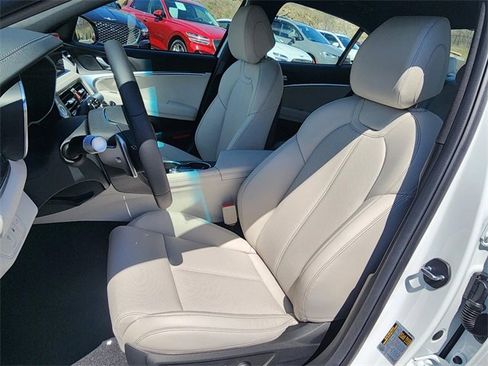 Used 2025 Genesis G70 2.5T image 6