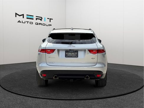 Used 2018 Jaguar F-PACE Premium image 8