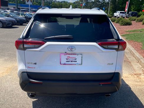 Used 2022 Toyota RAV4 XLE FWD image 12