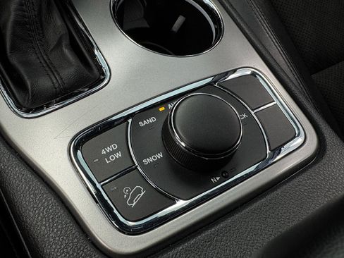 Used 2020 Jeep Grand Cherokee Laredo w/ Quick Order Package 2BN North image 28