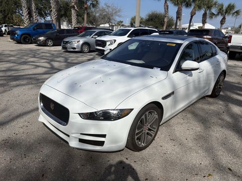 Used 2017 Jaguar XE Premium image 3