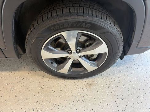Used 2019 Jeep Cherokee Limited w/ Luxury Group AWD/4WD image 8