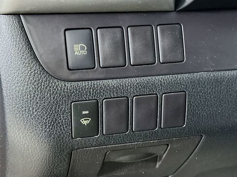 Used 2018 Toyota Highlander LE w/ Carpet Mat Package (TMS) AWD/4WD image 27