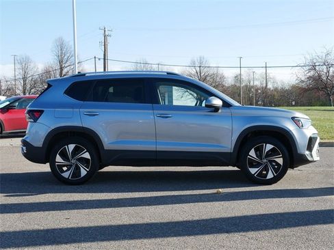 Certified 2025 Volkswagen Taos SE image 8