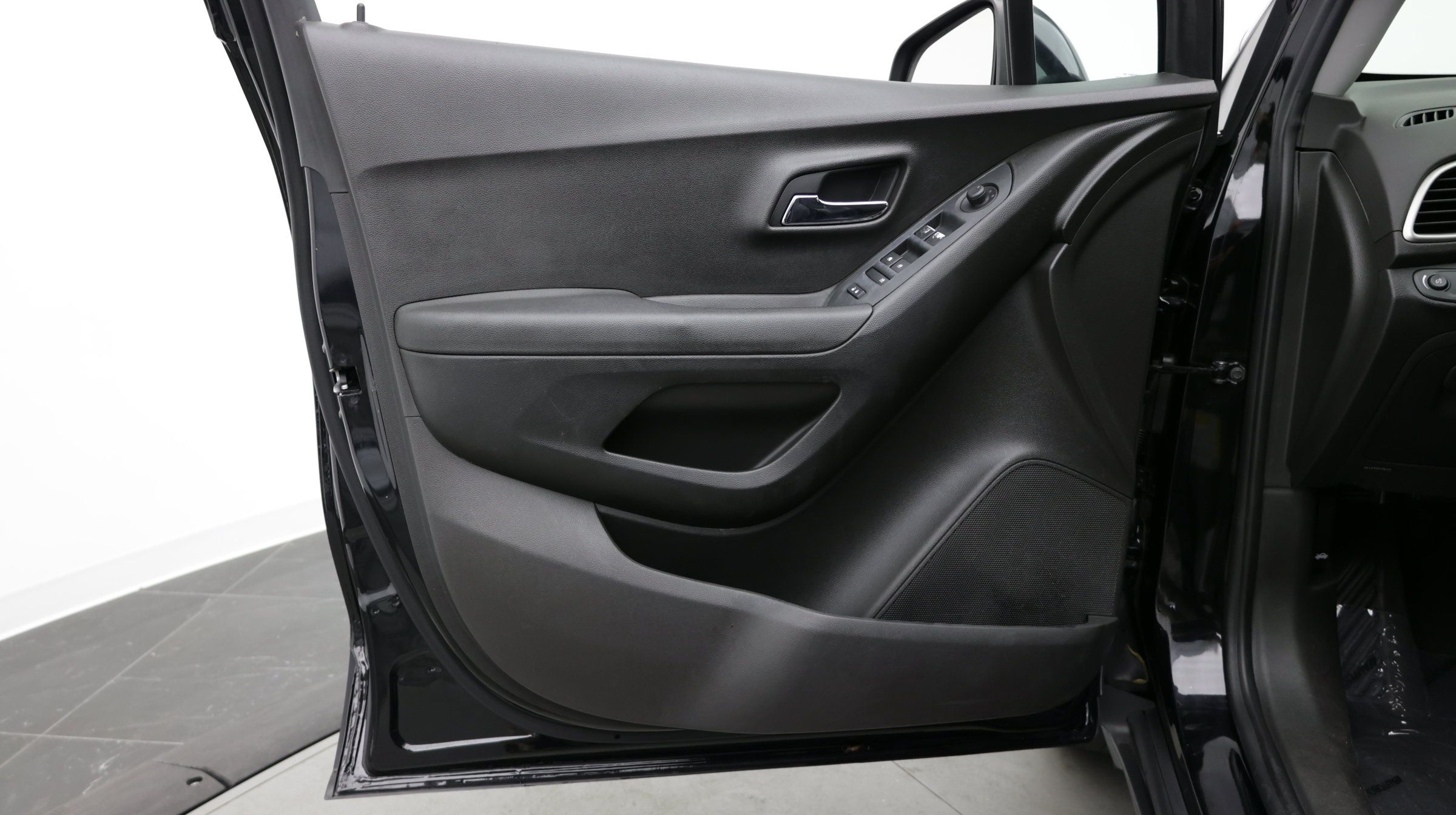 Used 2018 Chevrolet Trax LT w/ LT Convenience Package FWD image 11