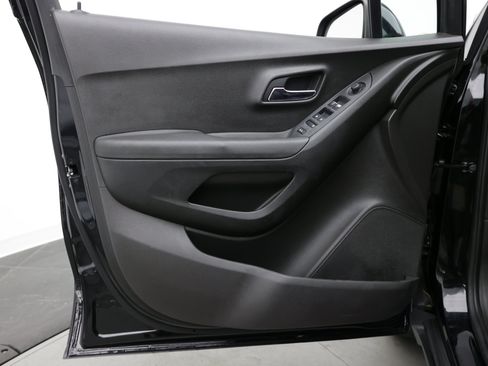 Used 2018 Chevrolet Trax LT w/ LT Convenience Package FWD image 11