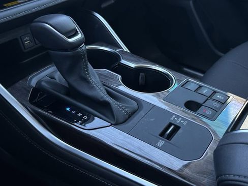 Used 2024 Toyota Highlander Platinum image 19