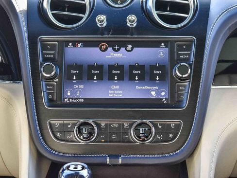 Used 2019 Bentley Bentayga image 18