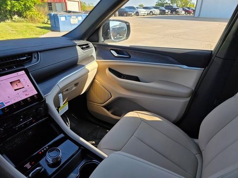 New 2025 Jeep Grand Cherokee Limited w/ Trailer Tow Package image 38