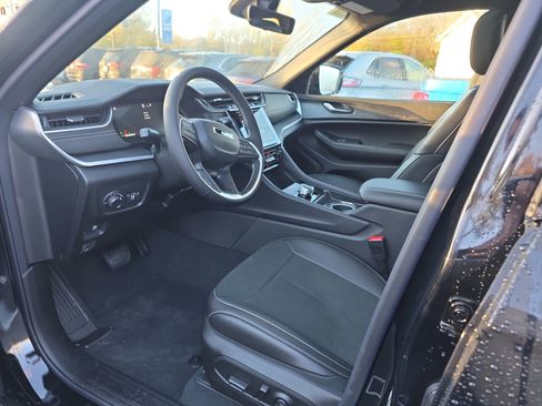 New 2025 Jeep Grand Cherokee Altitude image 3