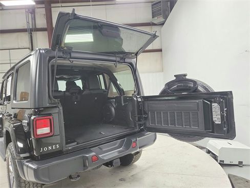 Used 2018 Jeep Wrangler Unlimited Sahara image 46