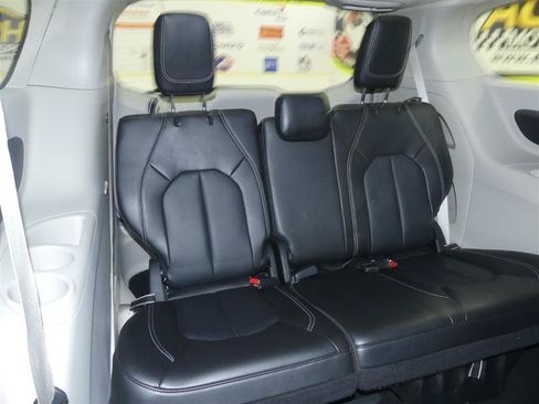 Used 2024 Chrysler Pacifica Touring-L FWD image 23