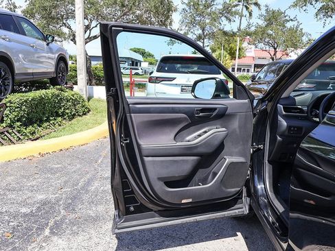 Used 2024 Toyota Highlander LE image 20