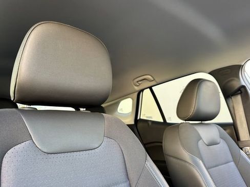 Used 2025 Chevrolet Trax LT w/ LT Convenience Package image 19