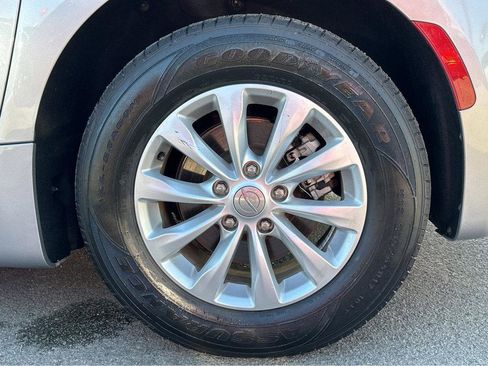 Used 2017 Chrysler Pacifica Touring-L image 14