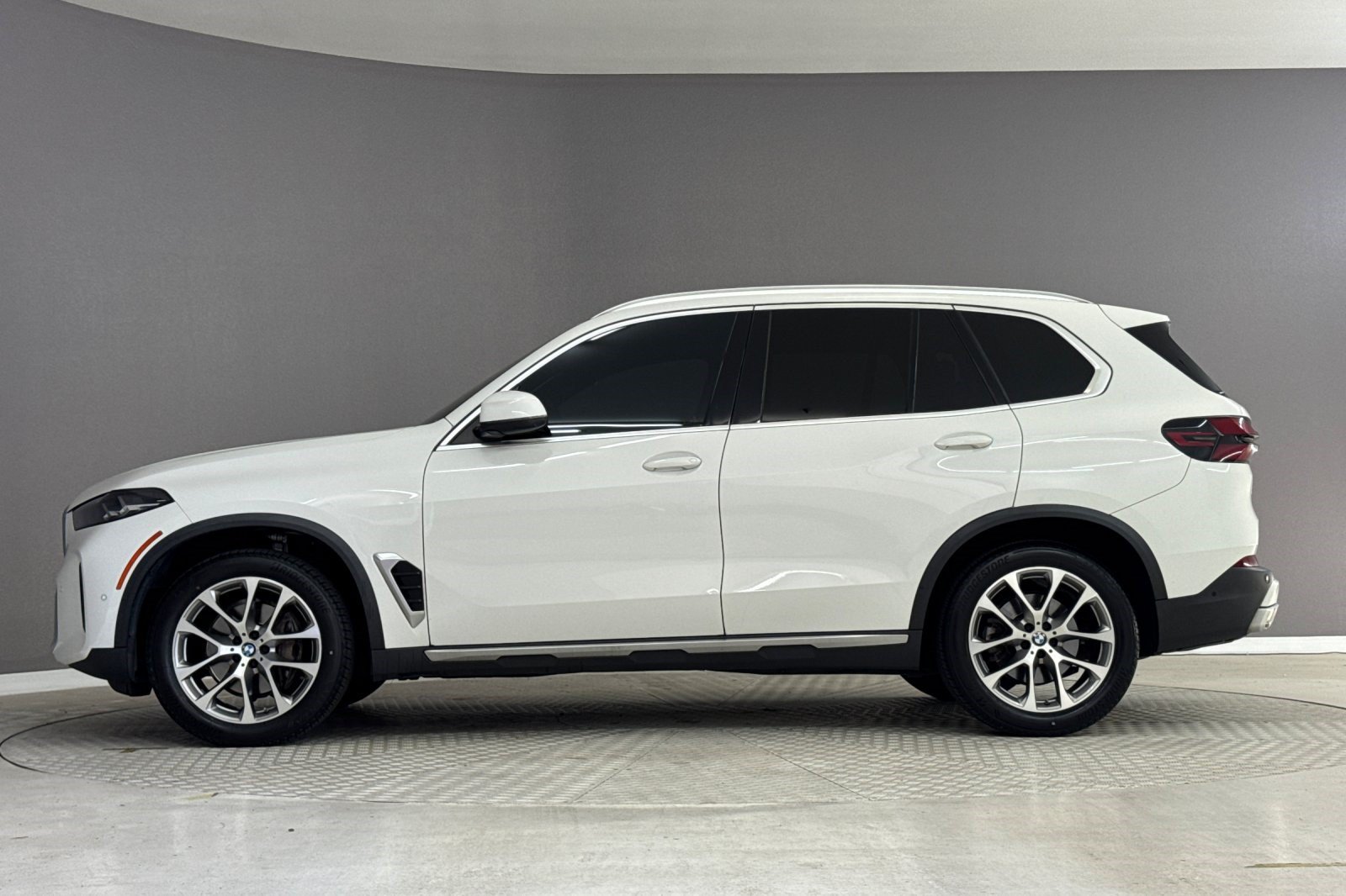 Certified 2024 BMW X5 sDrive40i w/ Parking Assistance Package RWD image 2