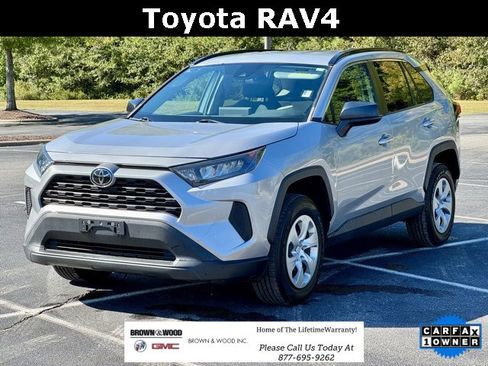 Used 2021 Toyota RAV4 LE image 1