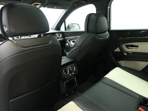 Used 2019 Bentley Bentayga image 57