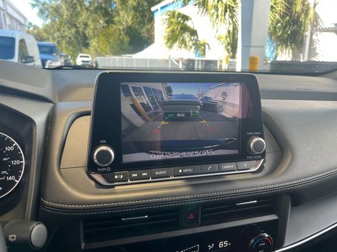 Used 2025 Nissan Rogue SV image 17