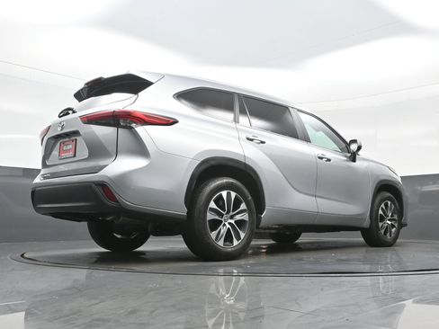 Used 2023 Toyota Highlander XLE FWD image 34