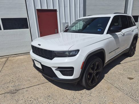 Used 2023 Jeep Grand Cherokee Altitude AWD/4WD image 1