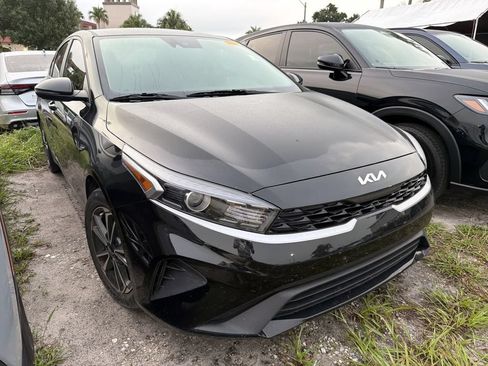 Used 2023 Kia Forte LXS w/ LXS Technology Package FWD image 2