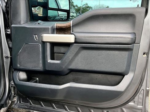 Certified 2022 Ford F250 Lariat w/ Black Appearance Package image 22